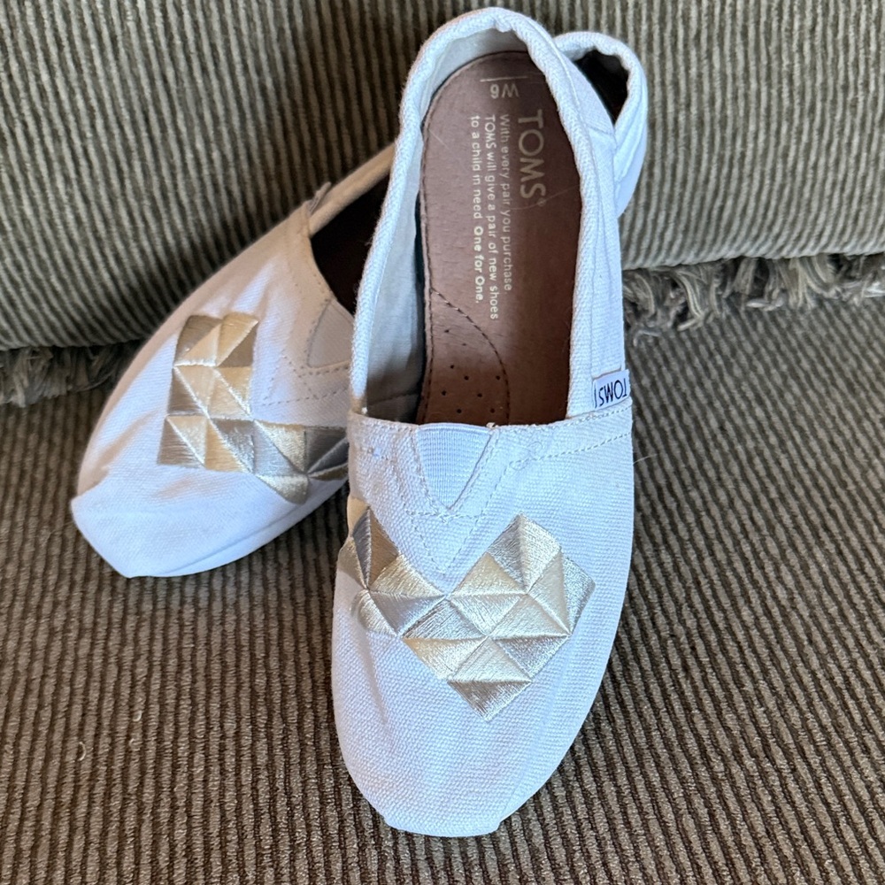 Ladies TOMS slip-ons. Sz 6. LNC